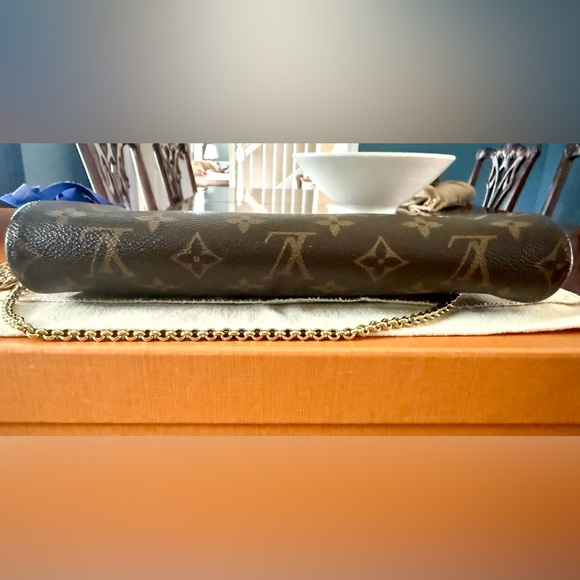 Louis Vuitton Eva 2-way Monogram Clutch/Crossbody
Comes w/ everything Almost new - Picture 9 of 16